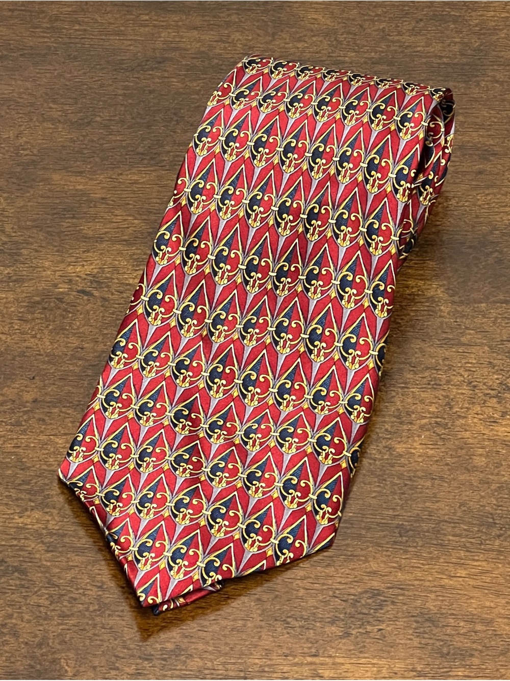 Scarsdale Silks 61.5 L 3.75 W Classic Geometric Design Red Tie